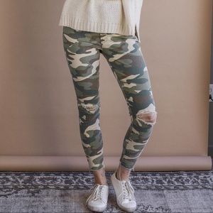 High waisted looker ankle fray in see me/camouflage pants